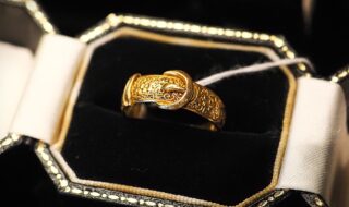 細やかな植物模様の彫金が施された15Kゴールドのアンティークバックルリング