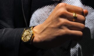 ニコラ期のBalenciagaのラムレザージャケットに、1960年代オメガ（OMEGA）コンステレーションの金無垢アンティーク時計と15Kバックルリングを合わせたメンズコーディネート