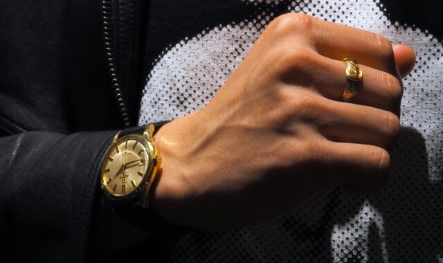 ニコラ期のBalenciagaのラムレザージャケットに、1960年代オメガ(OMEGA)コンステレーションの金無垢アンティーク時計と15Kバックルリングを合わせたメンズコーディネート